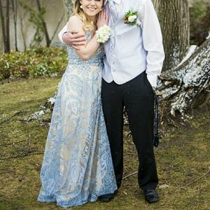 I am selling some dresses ice only used once